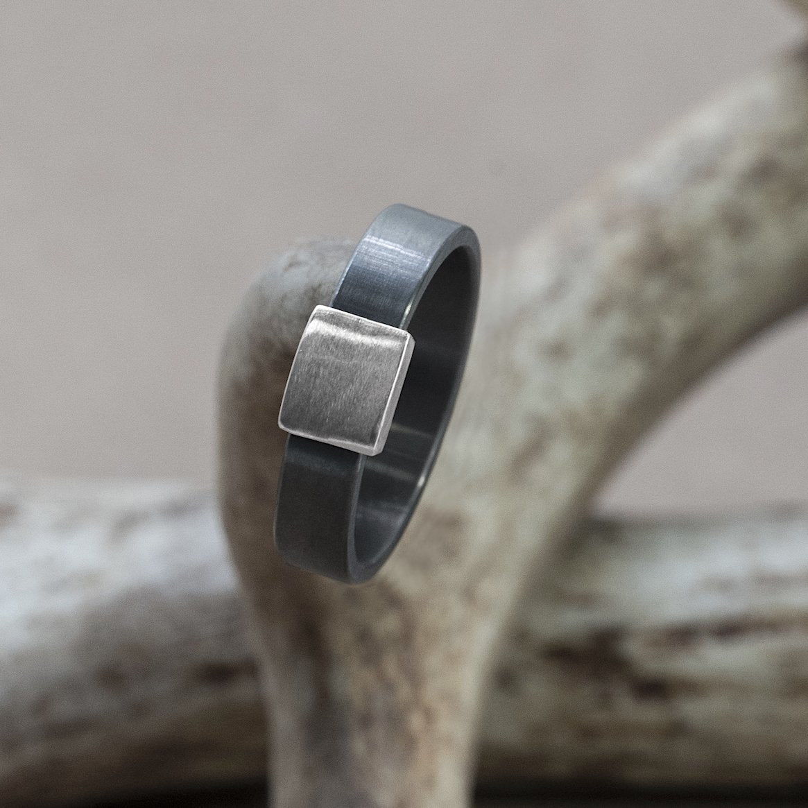 The Gunmetal 5mm Barrel Band with a silver platinum insert on a deer antler.