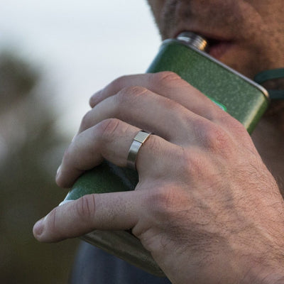 The Classic 5mm Barrel Band with a white gold insert holding a flask.